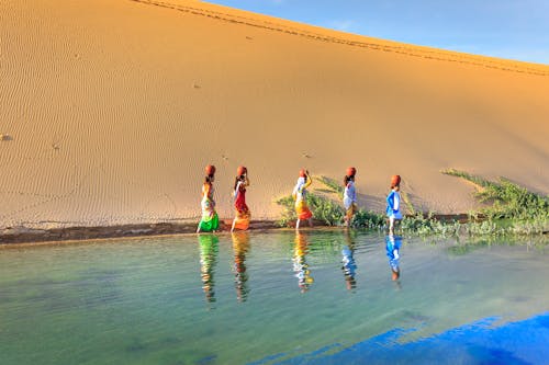 Vrouwen Lopen Op Waterlichaam