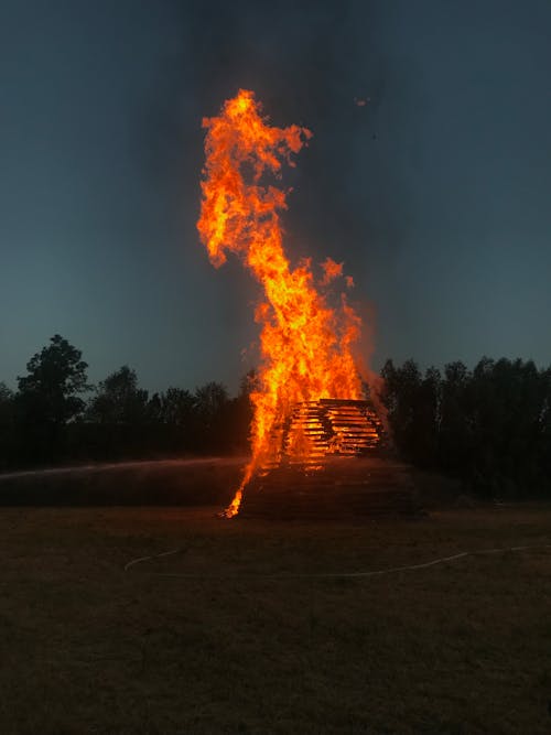 Foto profissional grátis de ameaça, ao ar livre, ardente