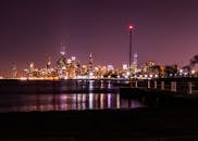 夜晚，密歇根湖的倒影照亮了充满活力的芝加哥天际线