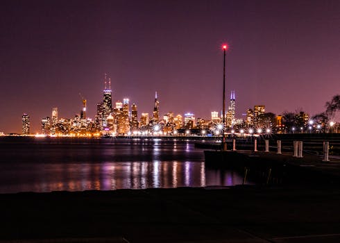 夜晚，密歇根湖的倒影照亮了充满活力的芝加哥天际线