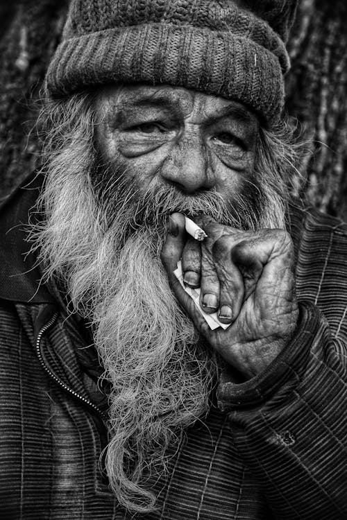 Fotobanka s bezplatnými fotkami na tému brada, čierny a biely, cigareta