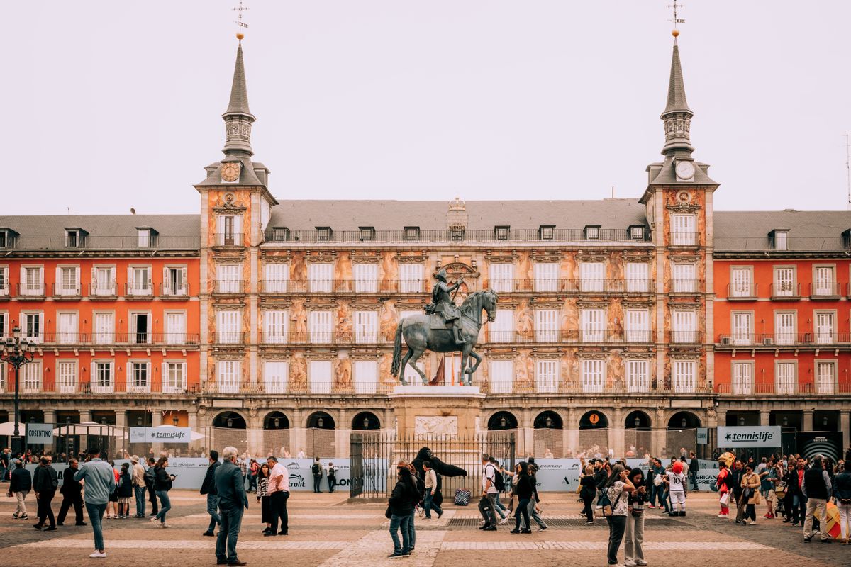Plaza Mayor vazuta panoramic, cu statuia lui Felipe al III-lea si multime