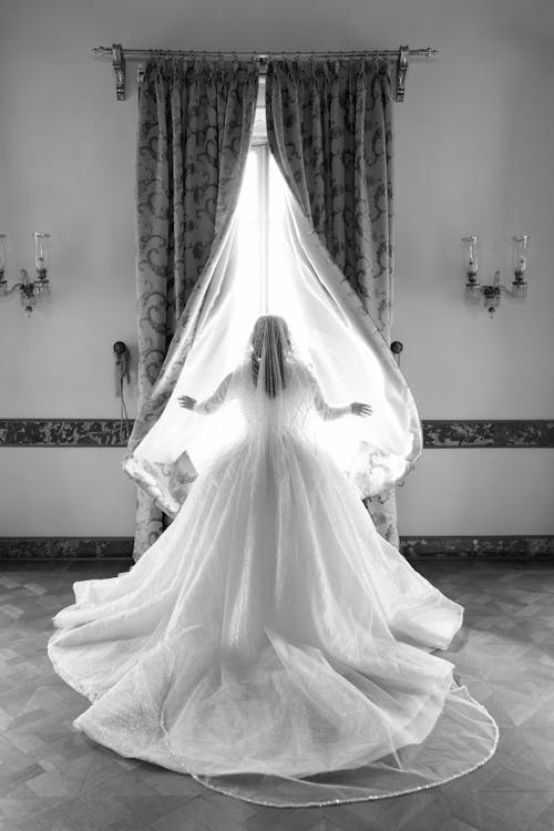 Безкоштовне стокове фото на тему «Windows, вертикальні постріл, весільна сукня»