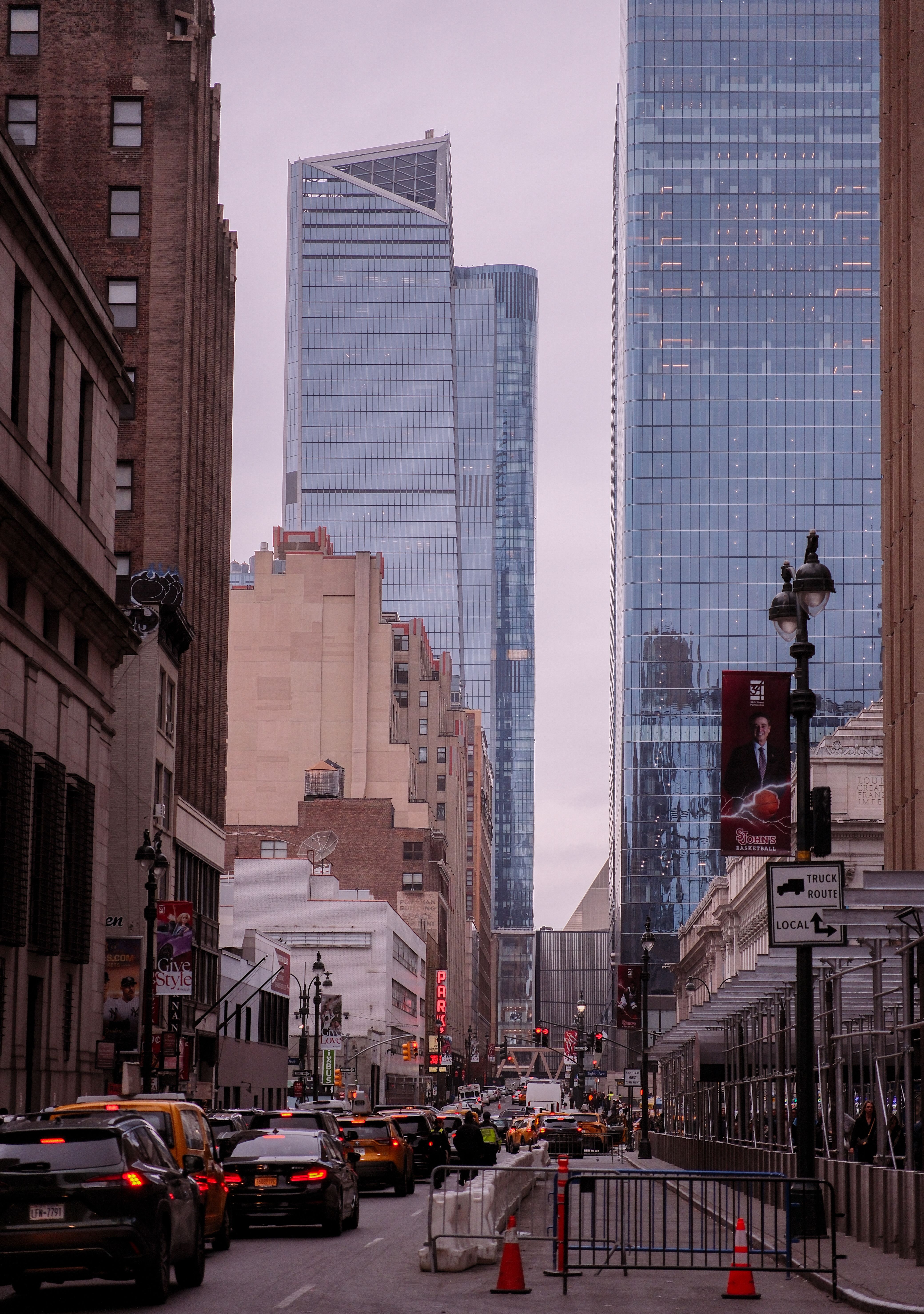 City Street with Glass Buildings, and Traffic · Free Stock Photo