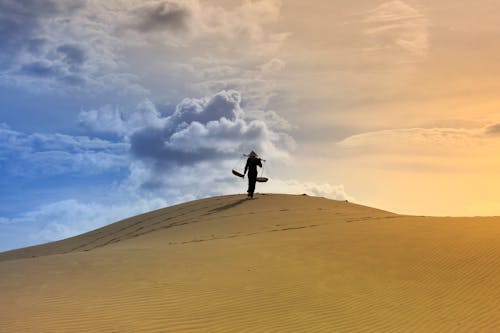 Foto Van De Mens Die Zich In Het Dessert Bevindt