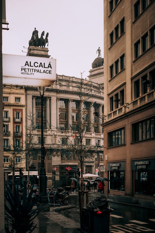 A sign that says alcalca in front of a building