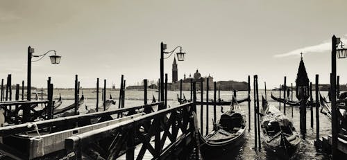 Fotobanka s bezplatnými fotkami na tému Benátky, čierny a biely, gondola