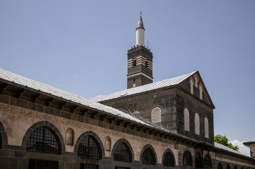 Free A view of the Great Mosque of Diyarbakır against a clear blue sky in Türkiye. Stock Photo