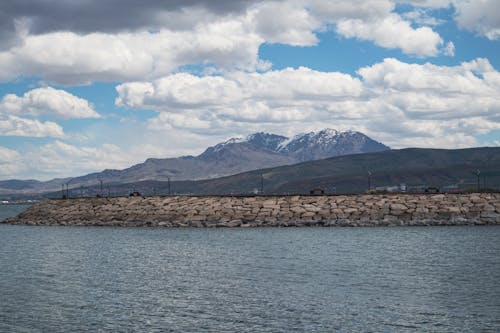 dağlar, deniz kıyısı, iskele içeren Ücretsiz stok fotoğraf