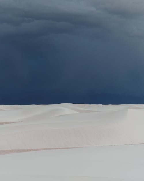 beyaz kum, boş arazi, bulut görünümü içeren Ücretsiz stok fotoğraf
