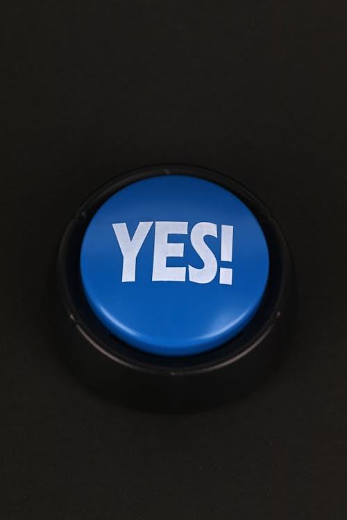 A blue button with the word yes on it