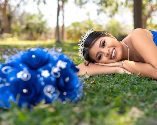 Gratis lagerfoto af blå, blomster, brunette