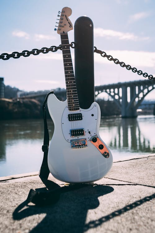 Ücretsiz Nehir Kenarında Gitar Fotoğrafı Stok Fotoğraflar