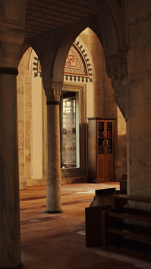 Foto d'estoc gratuïta de arcs, columna, interior