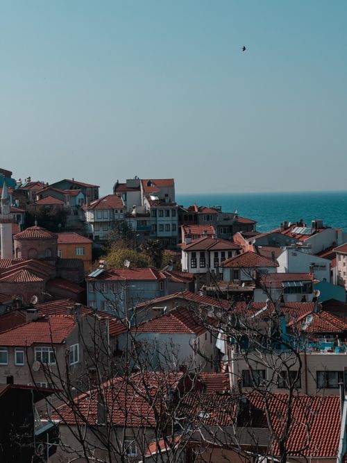 Free Scenic aerial view of Zeytinbağı's red rooftops and coast in Bursa, Türkiye under a clear sky. Stock Photo