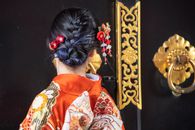 女子身着传统日本和服，头戴花卉发夹的特写，展现了文化的优雅