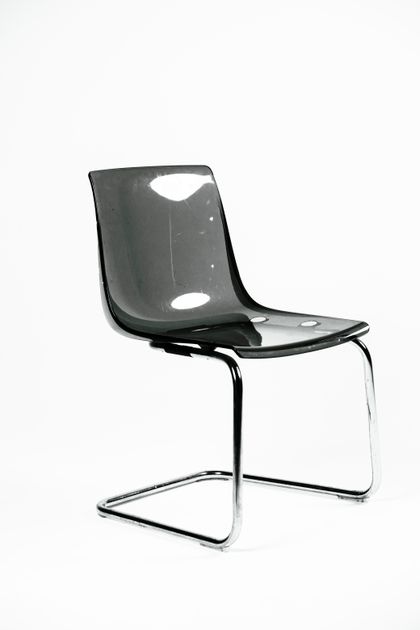 Clear moulded plastic chair, photo by Sydney Sang on Pexels