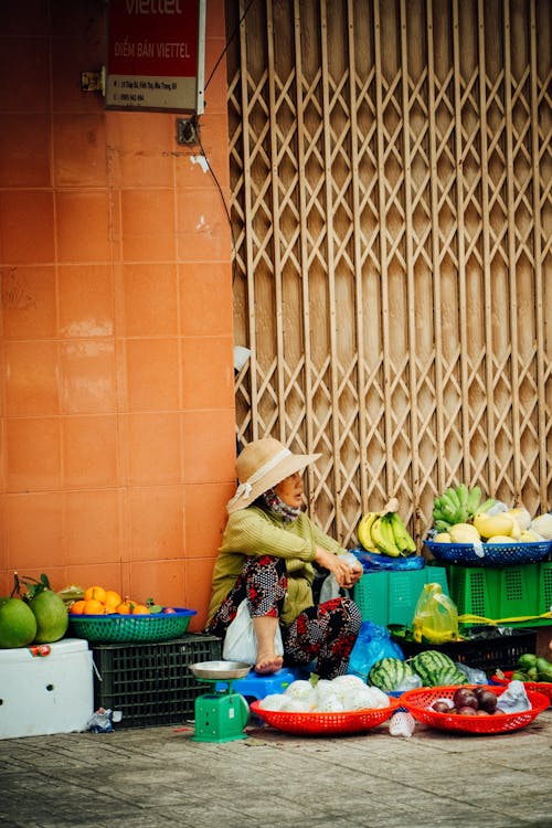 Kostenloses Stock Foto zu asiatische frau, bürgersteig, früchte
