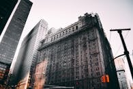 纽约市历史悠久的摩天大楼在低角度下灯火通明