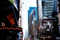 纽约市时代广场的日间景观充满活力，广告牌和摩天大楼动态十足