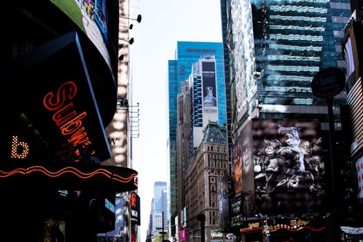 纽约市时代广场的日间景观充满活力，广告牌和摩天大楼动态十足