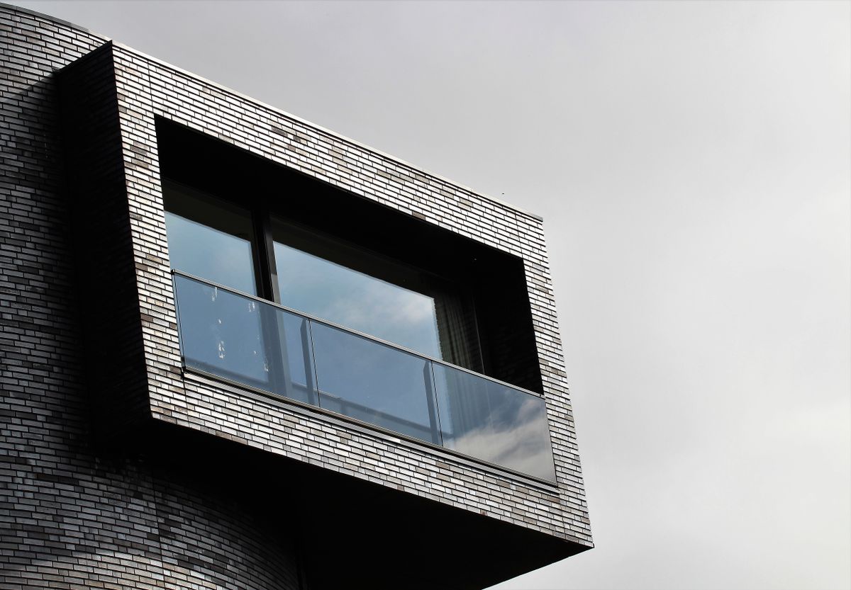 Cam balkonlu modern yapı detayı