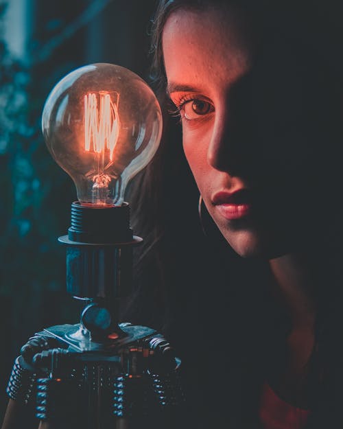 Photographie De Mise Au Point Sélective De Femme à Côté De L'ampoule