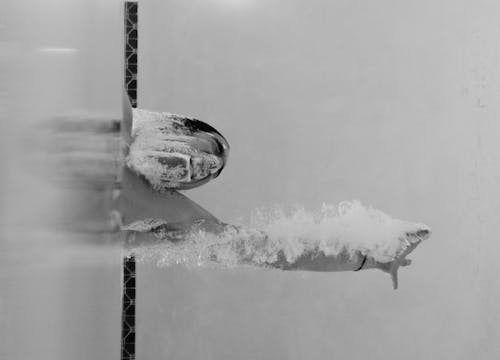 Bezpłatne Osoba Pływająca Na Basenie Na Zdjęciu W Skali Szarości Zdjęcie z galerii