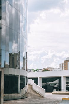 圣保罗一栋现代化玻璃办公楼的景观令人惊叹，映照着城市的天际线与天空