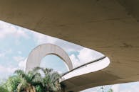 在巴西圣保罗，当代设计与蓝天下的棕榈树相映成趣