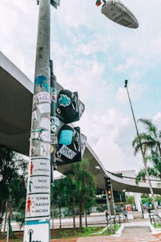 圣保罗的街景特色包括飞艇、交通灯和充满活力的城市艺术