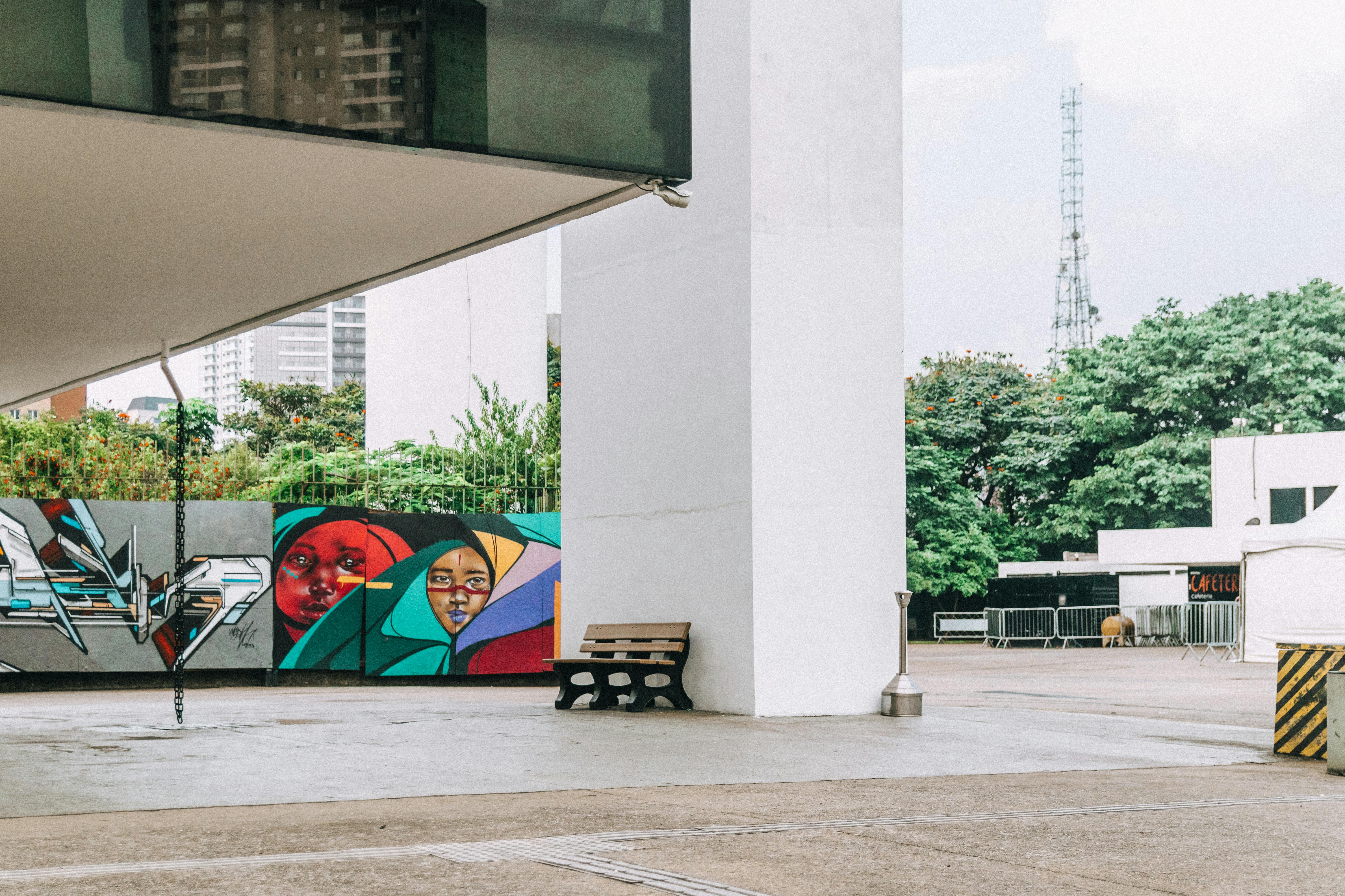 在巴西圣保罗，涂鸦艺术与现代建筑相映成趣