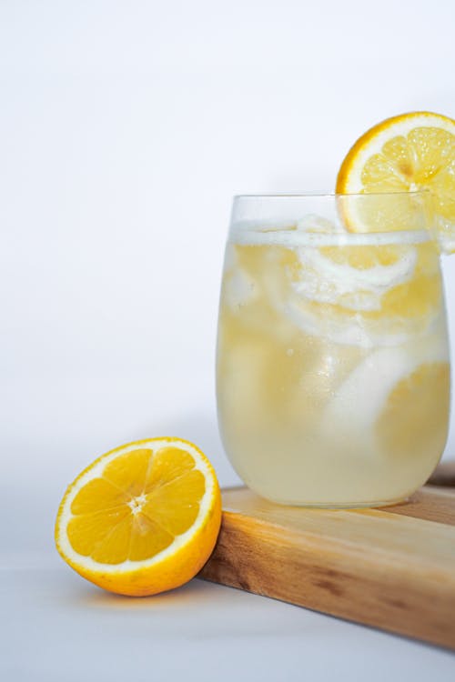 Free A glass of lemonade with a slice of lemon Stock Photo