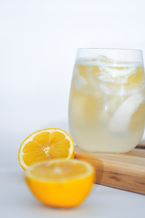 Free A glass of lemonade with a slice of lemon Stock Photo