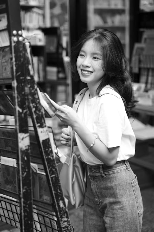 Fotos de stock gratuitas de biblioteca, blanco y negro, chica asiática