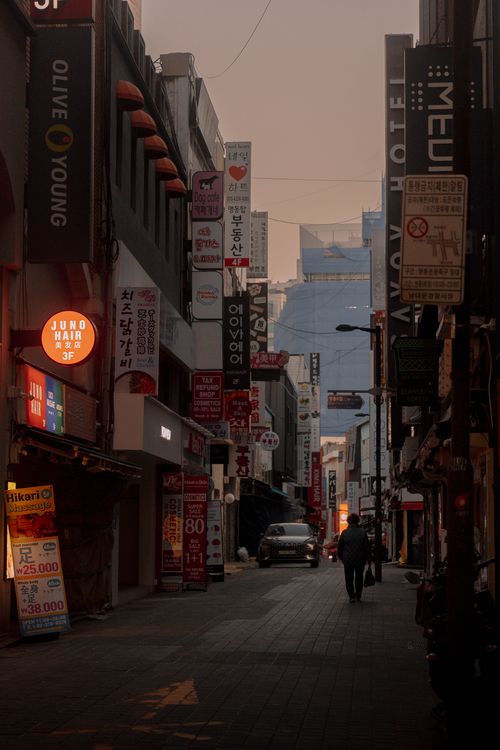 Free Captivating street scene in Seoul with illuminated signs and a serene dusk atmosphere. Stock Photo