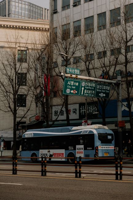 가평 공영버스 정류장 표지판과 시간표