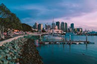 圣地亚哥码头暮色中的照片，捕捉了城市天际线与停泊船只的宁静