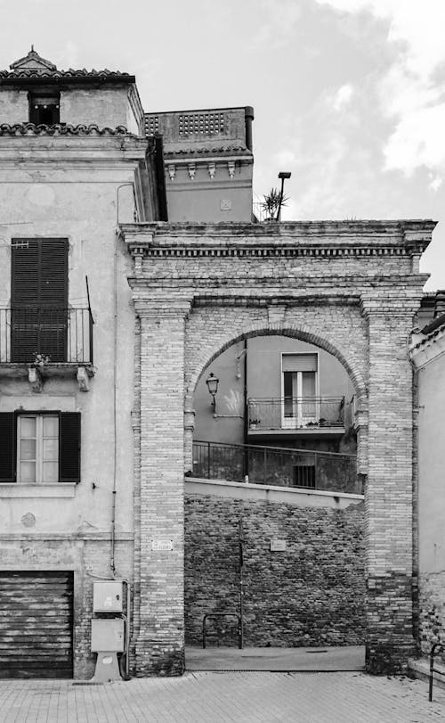Безкоштовне стокове фото на тему «вертикальні постріл, Ворота, зовнішнє оформлення будівлі»