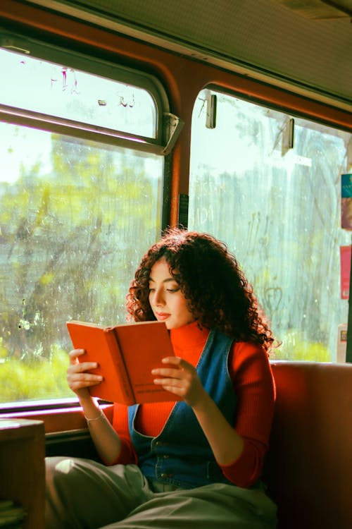 Gratis lagerfoto af bog, brunette, bus