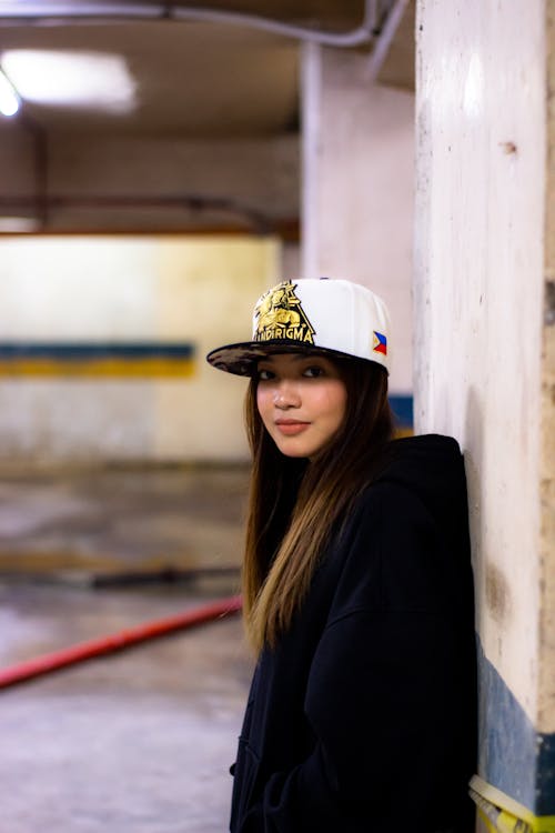 Free Young Brunette in Cap and Hoodie Stock Photo