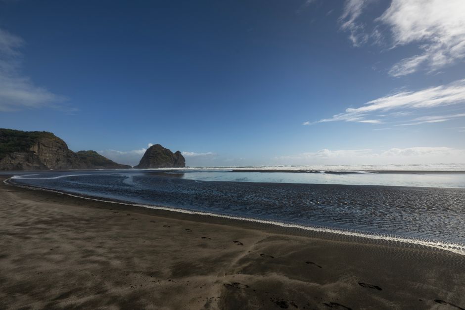Plage de Piha — Surf et falaises noires