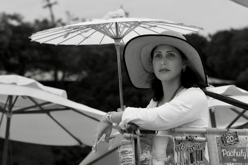 Základová fotografie zdarma na téma černobílý, dáma, déšť