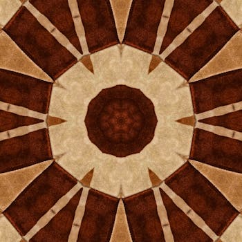 棕色色调的复杂万花筒图案，呈现在纹理般的织物状背景上