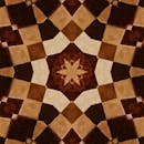 这款泥土色调、图案对称的复杂几何马赛克，非常适合现代艺术展示