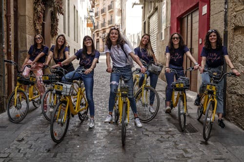 Foto d'estoc gratuïta de bicicletes, bicicletes grogues, carrer