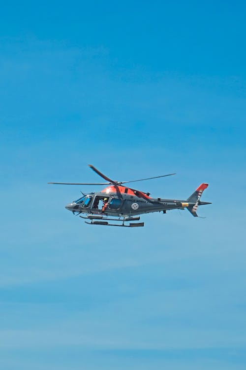 Бесплатное стоковое фото с вертикальный выстрел, вертолет, голубое небо