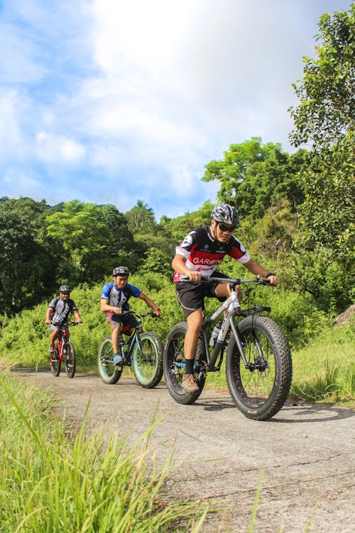 Tres Hombres En Bicicleta