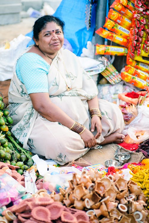 Gratis Mujer Sentada Al Aire Libre Foto de stock