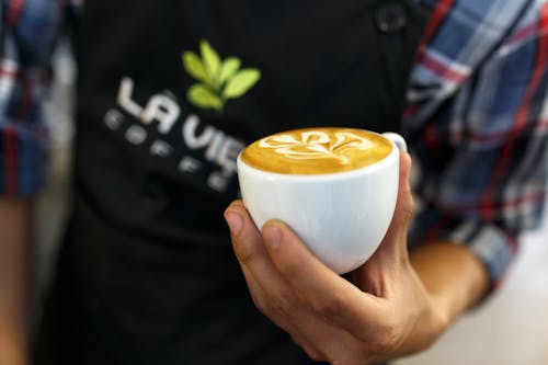 무료 화이트 세라믹 컵에 커피 라떼 스톡 사진